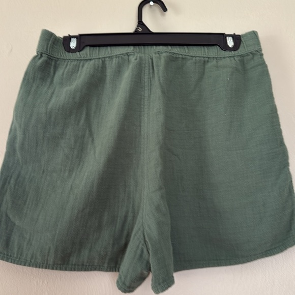 Universal Thread Sage Green cotton textured Shorts medium - Picture 4 of 6